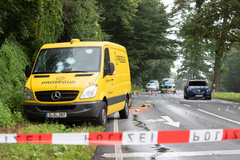 Geldtransporter mit zerschossener Windschutzscheibe am Tatort: Die Täter flohen in unbekannter Richtung.