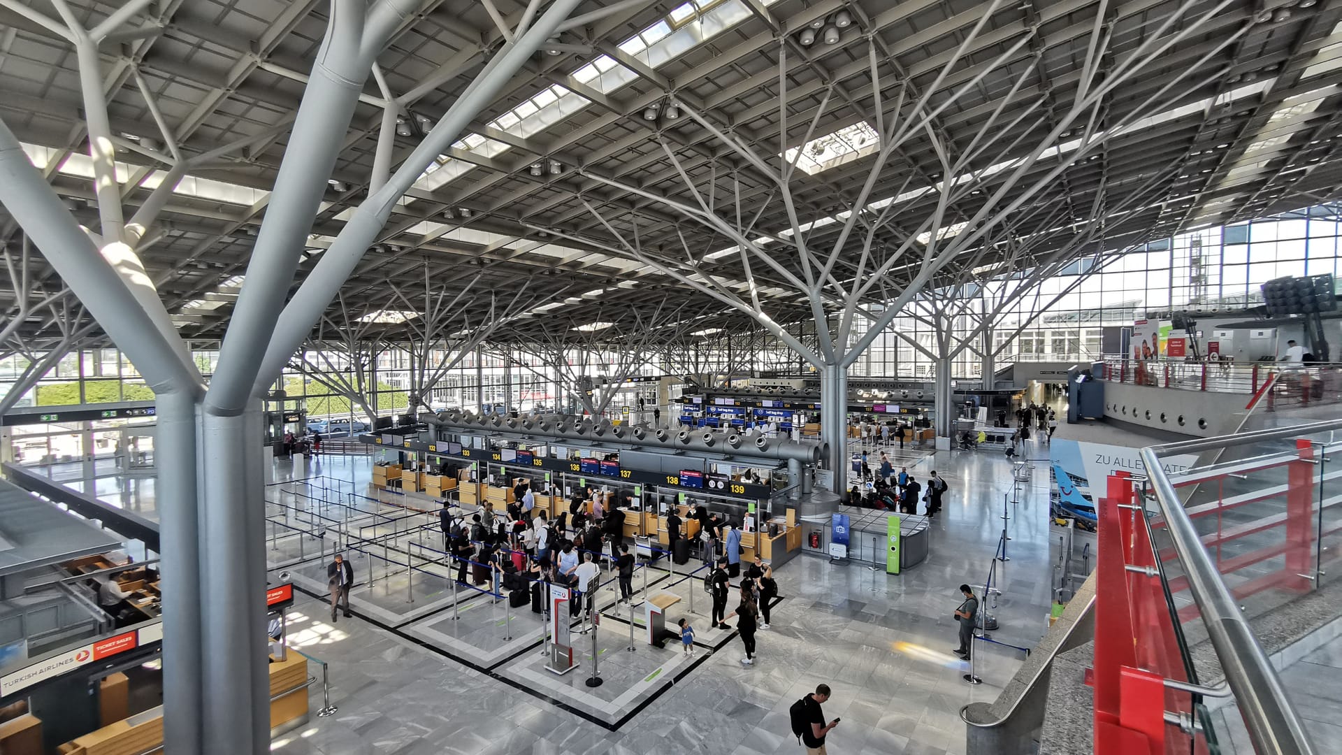 Check-In-Bereich am Stuttgarter Flughafen: Die Betreiber hoffen, dass der Verdi-Streik bei Lufthansa keine allzu großen Auswirkungen auf den Stuttgarter Airport hat. Check-In-Bereich am Stuttgarter Flughafen: Die Betreiber hoffen, dass der Verdi-Streik bei Lufthansa keine allzu großen Auswirkungen auf den Stuttgarter Airport hat.