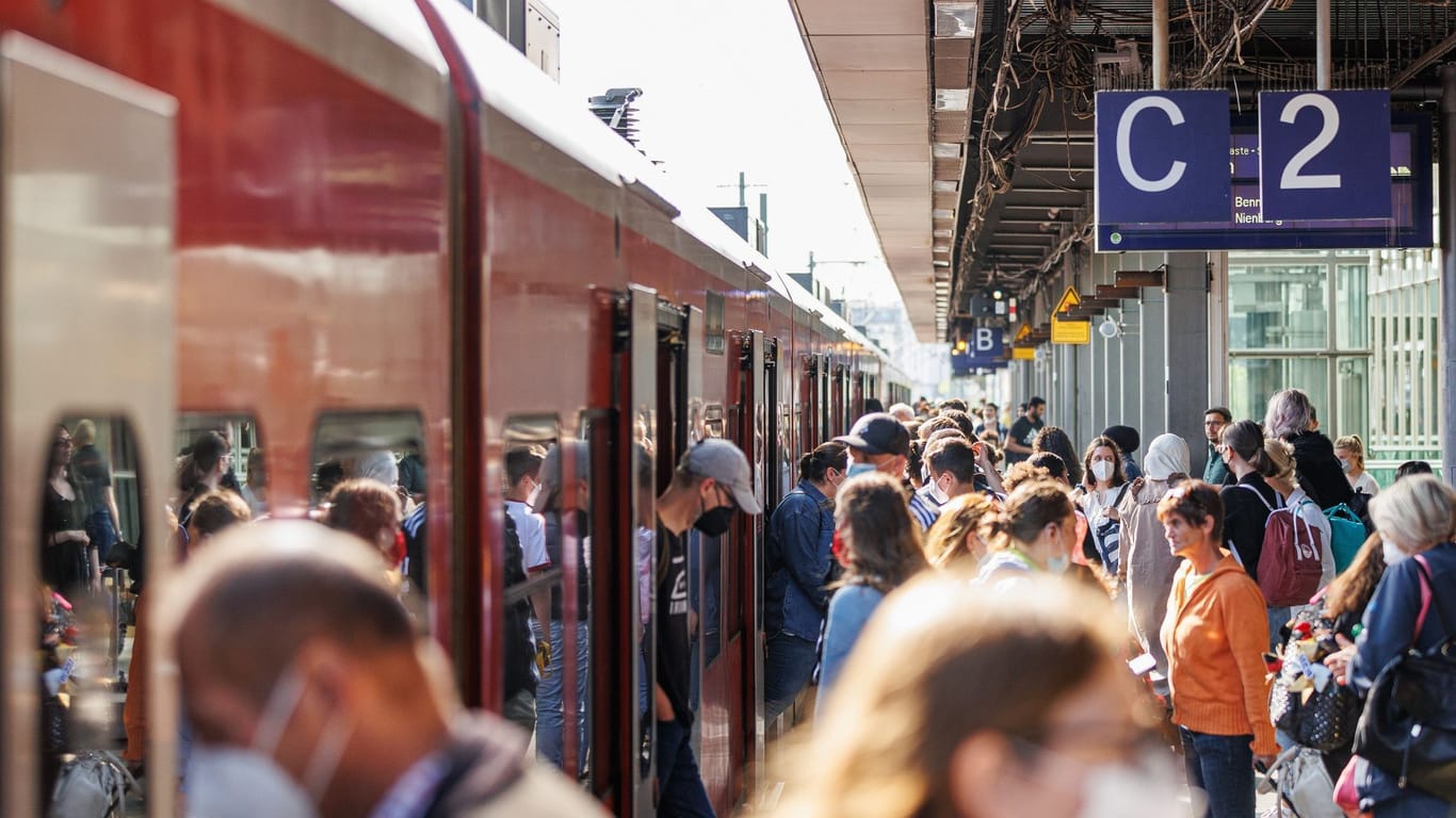Bahnsteig mit Regionalbahn (Archiv): Das 9-Euro-Ticket für den Nah- und Regionalverkehr haben Millionen Menschen in Deutschland genutzt.