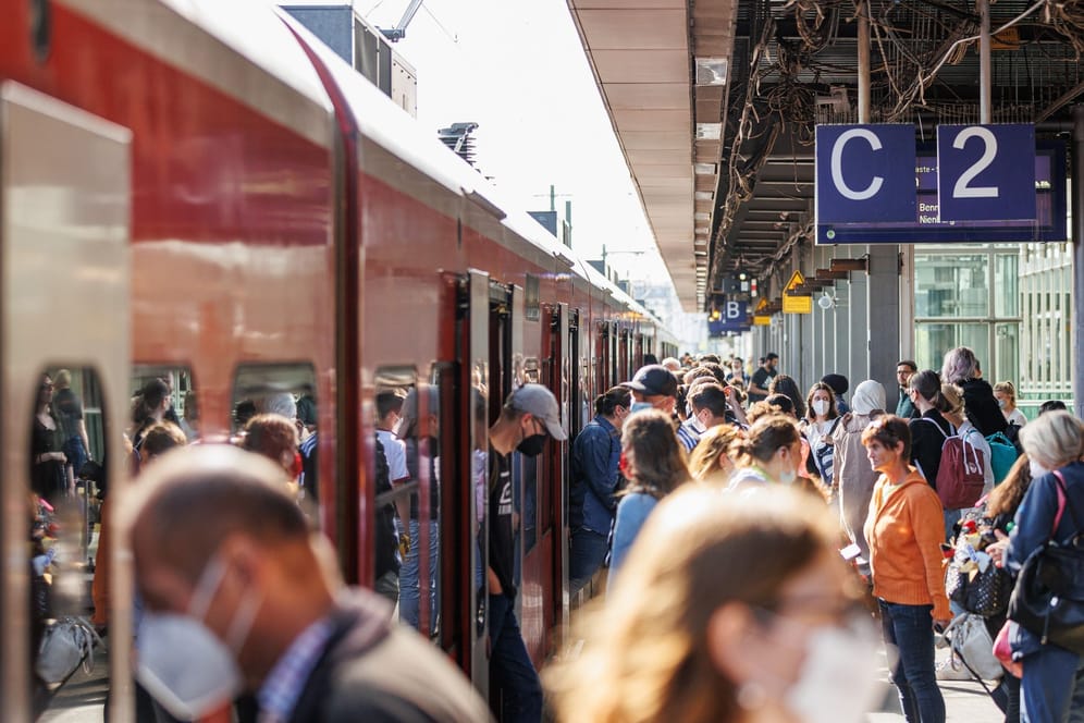 Bahnsteig mit Regionalbahn (Archiv): Das 9-Euro-Ticket für den Nah- und Regionalverkehr haben Millionen Menschen in Deutschland genutzt.