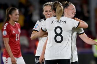 Deutschlands Spielerinnen feiern, die Gegnerin trauert: Das Duell gegen Dänemark war eine einseitige Geschichte.