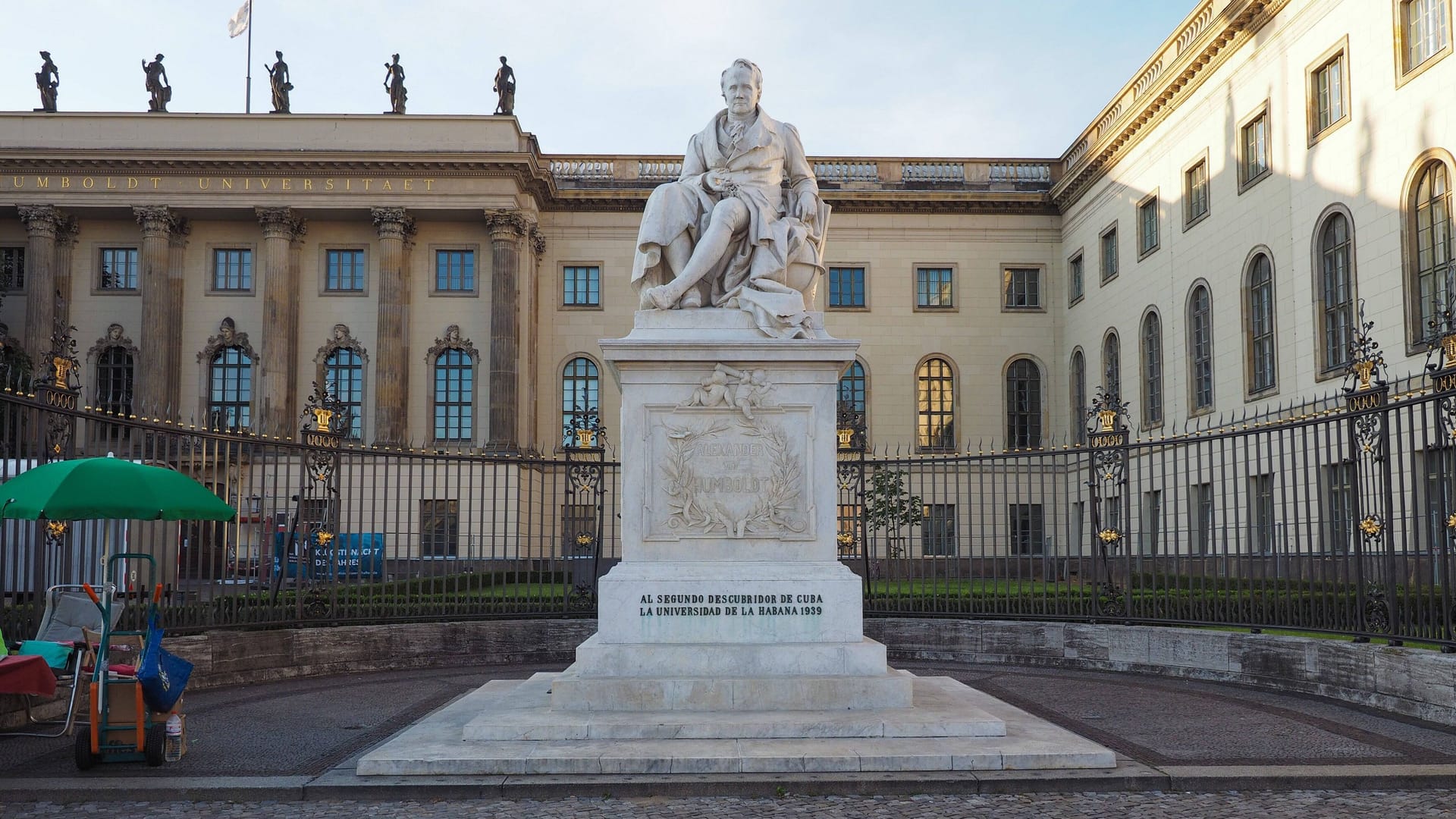 Statue vor der Humboldt-Universität (Archivbild): Vor dem Hauptgebäude sollte der Protest stattfinden. Statue vor der Humboldt-Universität (Archivbild): Vor dem Hauptgebäude sollte der Protest stattfinden.