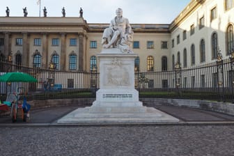 Statue vor der Humboldt-Universität (Archivbild): Vor dem Hauptgebäude sollte der Protest stattfinden.