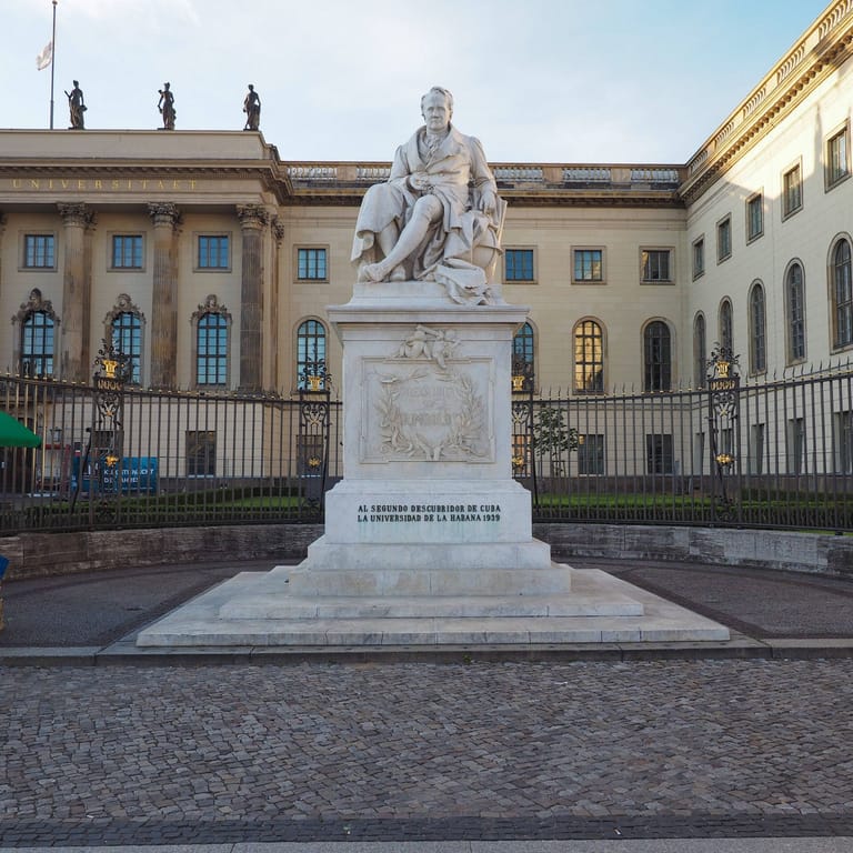 Statue vor der Humboldt-Universität (Archivbild): Vor dem Hauptgebäude sollte der Protest stattfinden.