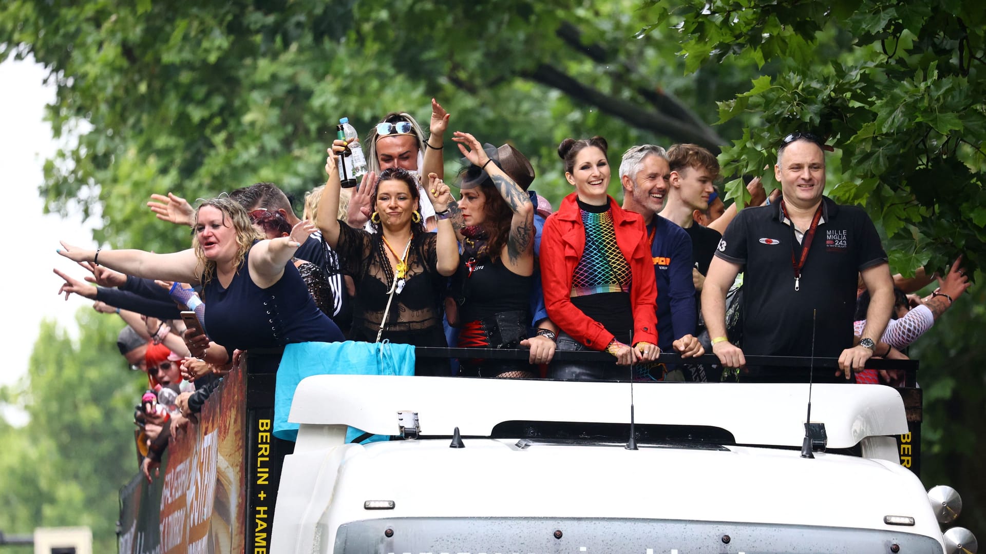 Feiernde auf einem Umzugswagen bei der Veranstaltung "Rave the Planet" in Berlin.