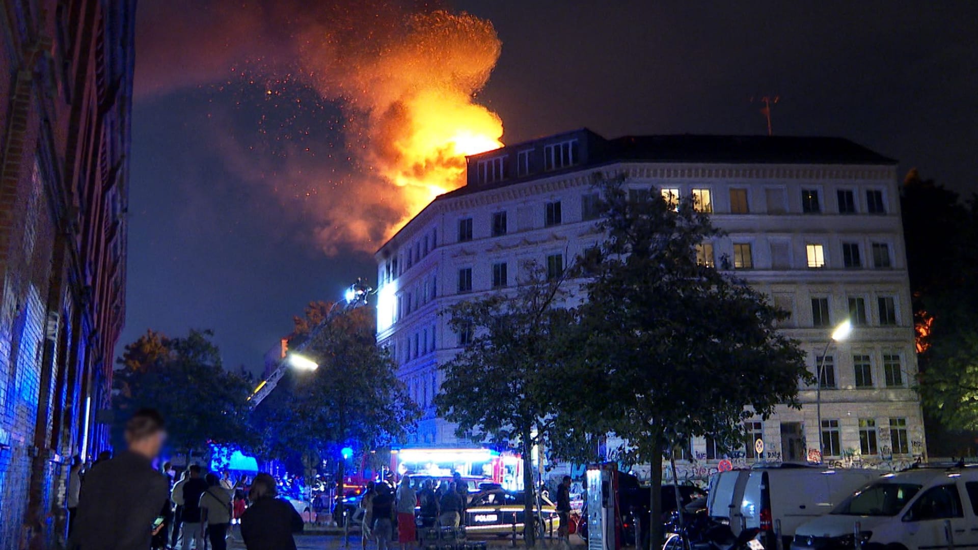 Mehrfamilienhäuser in Hamburg-Altona in Brand