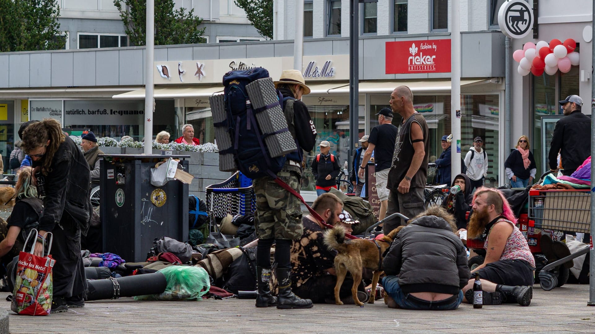 Punks auf Sylt: Die Gruppe sorgt seit Wochen für Aufsehen auf der Insel. Punks auf Sylt: Die Gruppe sorgt seit Wochen für Aufsehen auf der Insel.