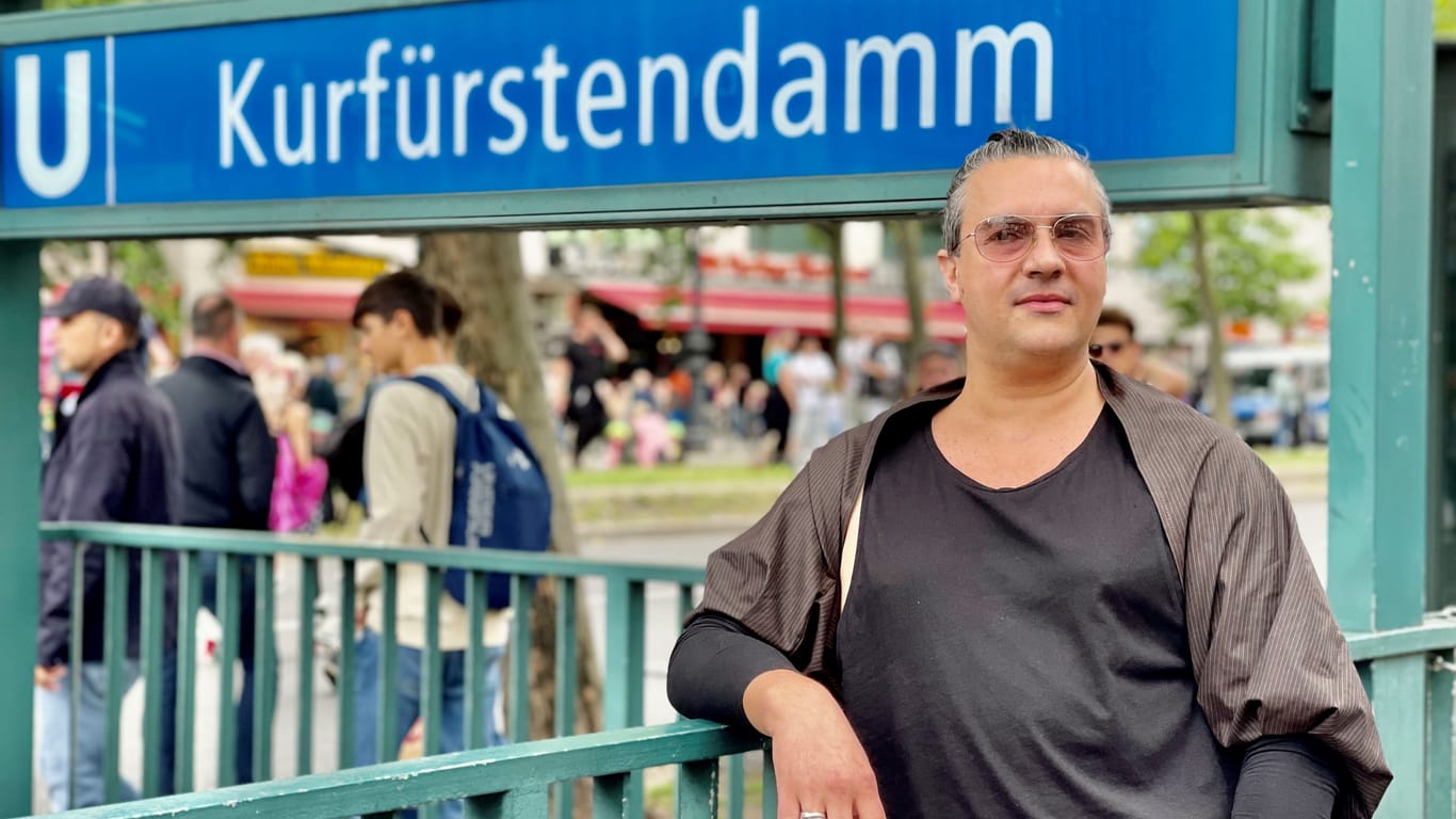 Helmut Amman steht vor dem U-Bahn-Schild am Ku'damm. Er hat viele Erinnerungen an die Loveparade.