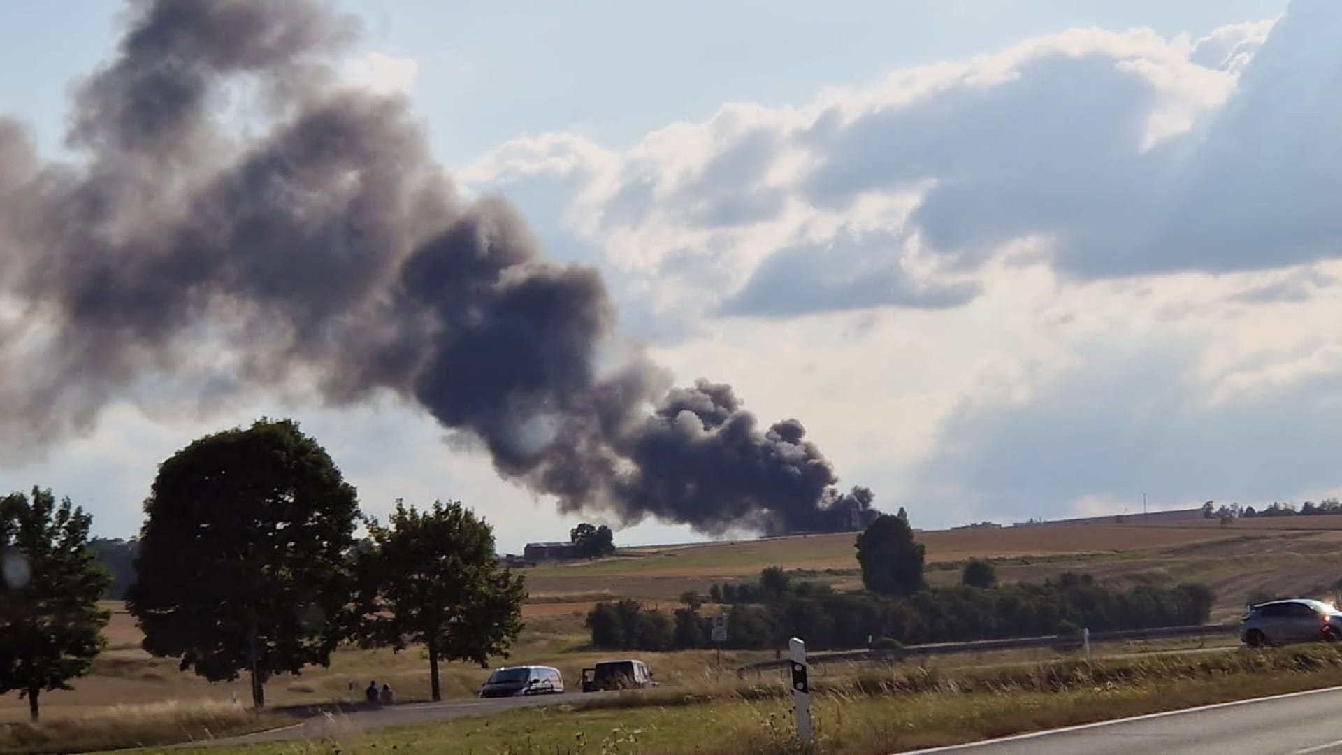 Schwarzer Rauch steigt in den Himmel: Schon von weitem ist die Rauchsäule über Gäufelden zu sehen. Anwohnern wurden dazu aufgefordert, Türen und Fenster zu schließen.