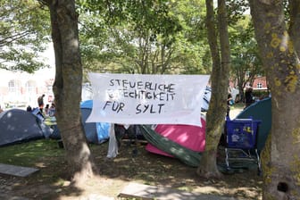 Protestcamp von Punkern und linken Aktivisten auf dem Rathausplatz in Westerland: Hier soll bis zum 14. August campiert werden.