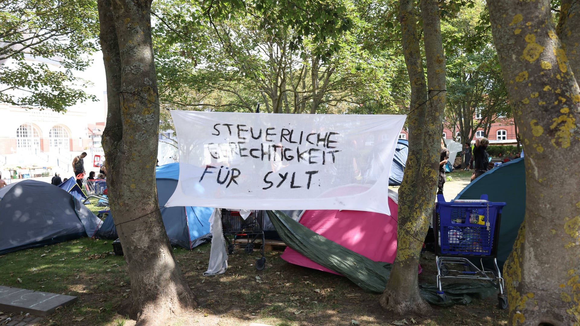 Protestcamp von Punkern und linken Aktivisten auf dem Rathausplatz in Westerland: Hier soll bis zum 14. August campiert werden. Protestcamp von Punkern und linken Aktivisten auf dem Rathausplatz in Westerland: Hier soll bis zum 14. August campiert werden.