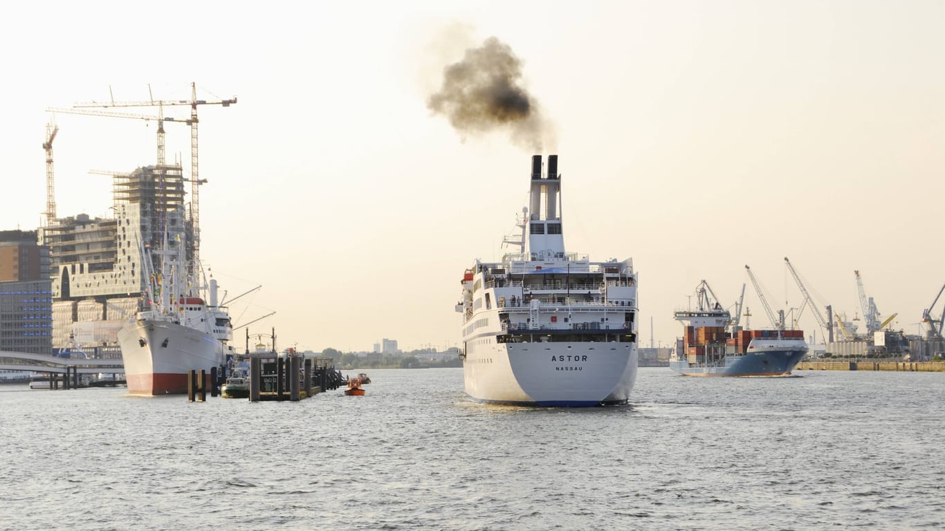 Rauch kommt aus dem Schornstein eines Kreuzfahrtschiffes im Hamburger Hafen (Archivbild).