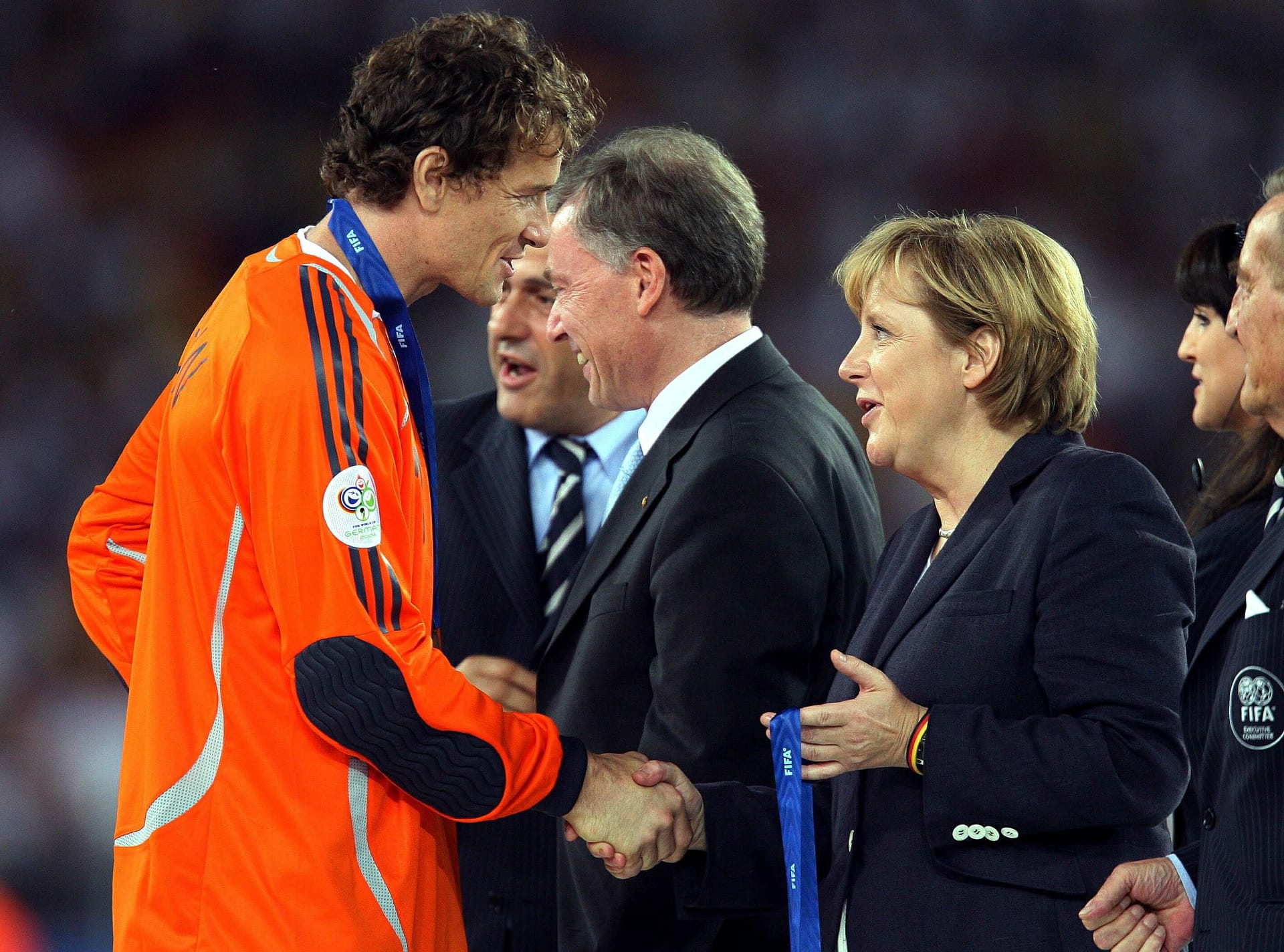 Jens Lehmann am Höhepunkt seiner Karriere: Nach der WM 2006 wird der Torhüter von Spitzenpolitikern wie Bundeskanzlerin Angela Merkel hofiert.