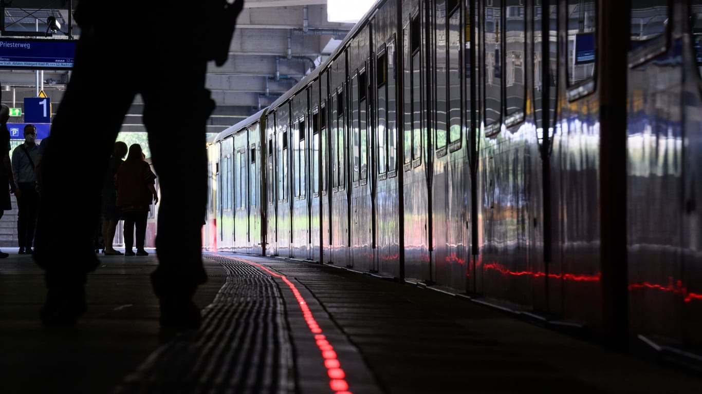 Eine "rote Linie" leuchtet auf dem Bahnsteig: Sie soll im Bahnhof Berlin-Südkreuz vor ein- oder ausfahrenden Zügen warnen.
