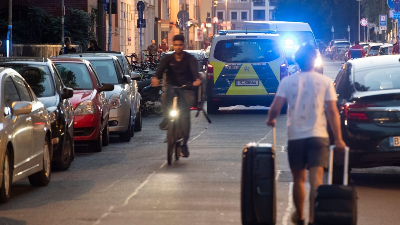 Einsatzfahrzeuge der Polizei vor dem St.-Hedwig-Krankenhaus: Der Angeschossene kam in eine andere Klinik.