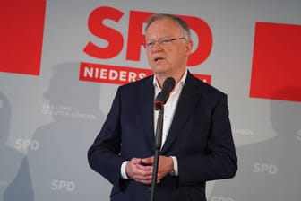 Ministerpräsident Stephan Weil beim Landesparteitag in Hildesheim (Archivbild). Laut einer aktuellen Umfrage ist Niedersachsens SPD vor der Landtagswahl im Sinkflug.