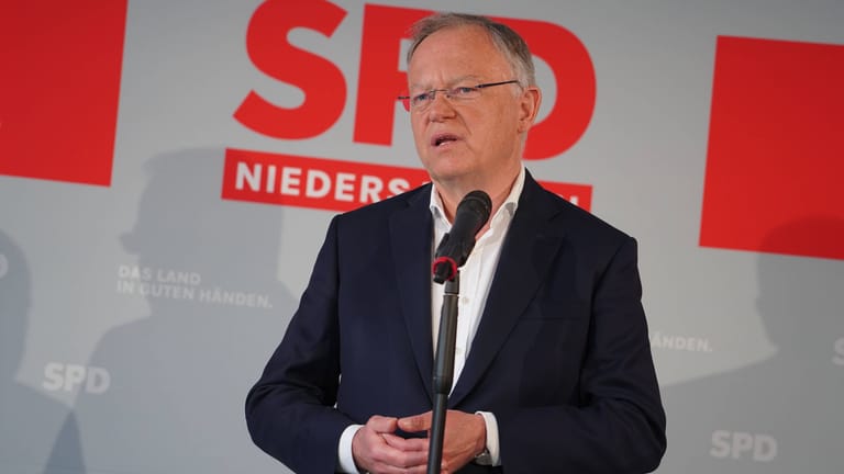 Ministerpräsident Stephan Weil beim Landesparteitag in Hildesheim (Archivbild). Laut einer aktuellen Umfrage ist Niedersachsens SPD vor der Landtagswahl im Sinkflug.
