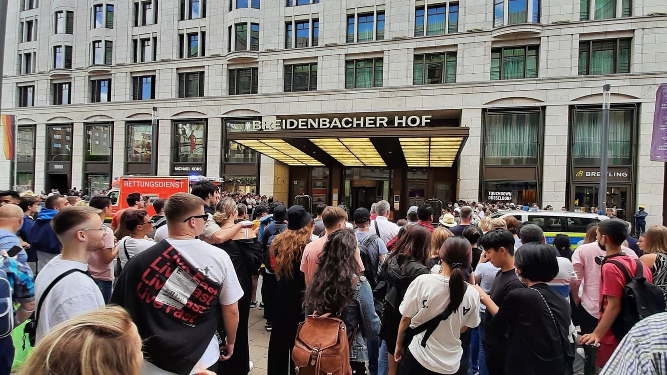 Hunderte Fans belagern das Hotel, in dem Pop-Sängerin Lady Gaga während ihrer Tour übernachtet: In Düsseldorf spielt sie ihr einziges Deutschland-Konzert.