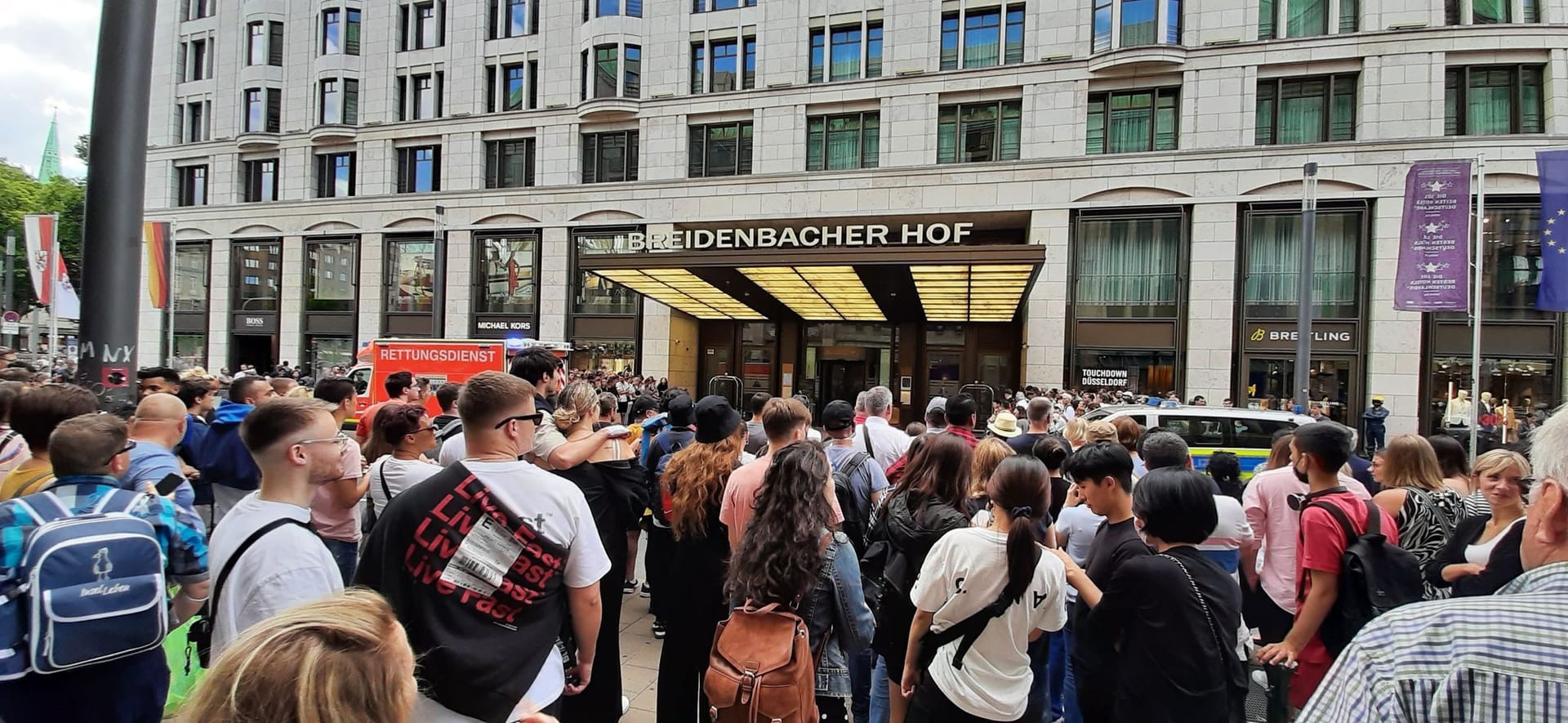 Hunderte Fans belagern das Hotel, in dem Pop-Sängerin Lady Gaga während ihrer Tour übernachtet: In Düsseldorf spielt sie ihr einziges Deutschland-Konzert.