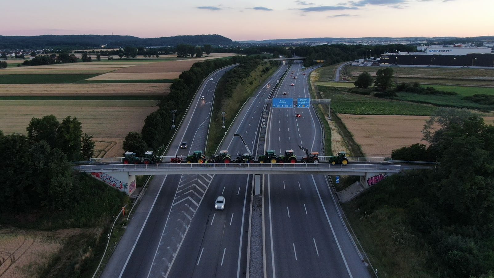 Über der Autobahn: Traktoren an der A81 bei Gärtringen im Landkreis Böblingen.