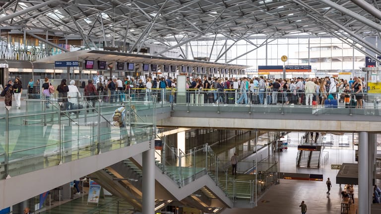 Lange Warteschlangen an Terminal 2 des Flughafens Köln/Bonn: Für Sommerurlauber kommt die Gastarbeiter-Lösung des Bundes zu spät.