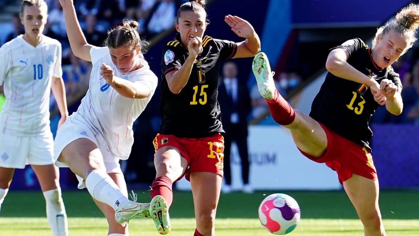 Glücklos: Islands Karolina Lea Vilhjalmsdottir (li.) beim Schussversuch gegen Belgiens Defensive.