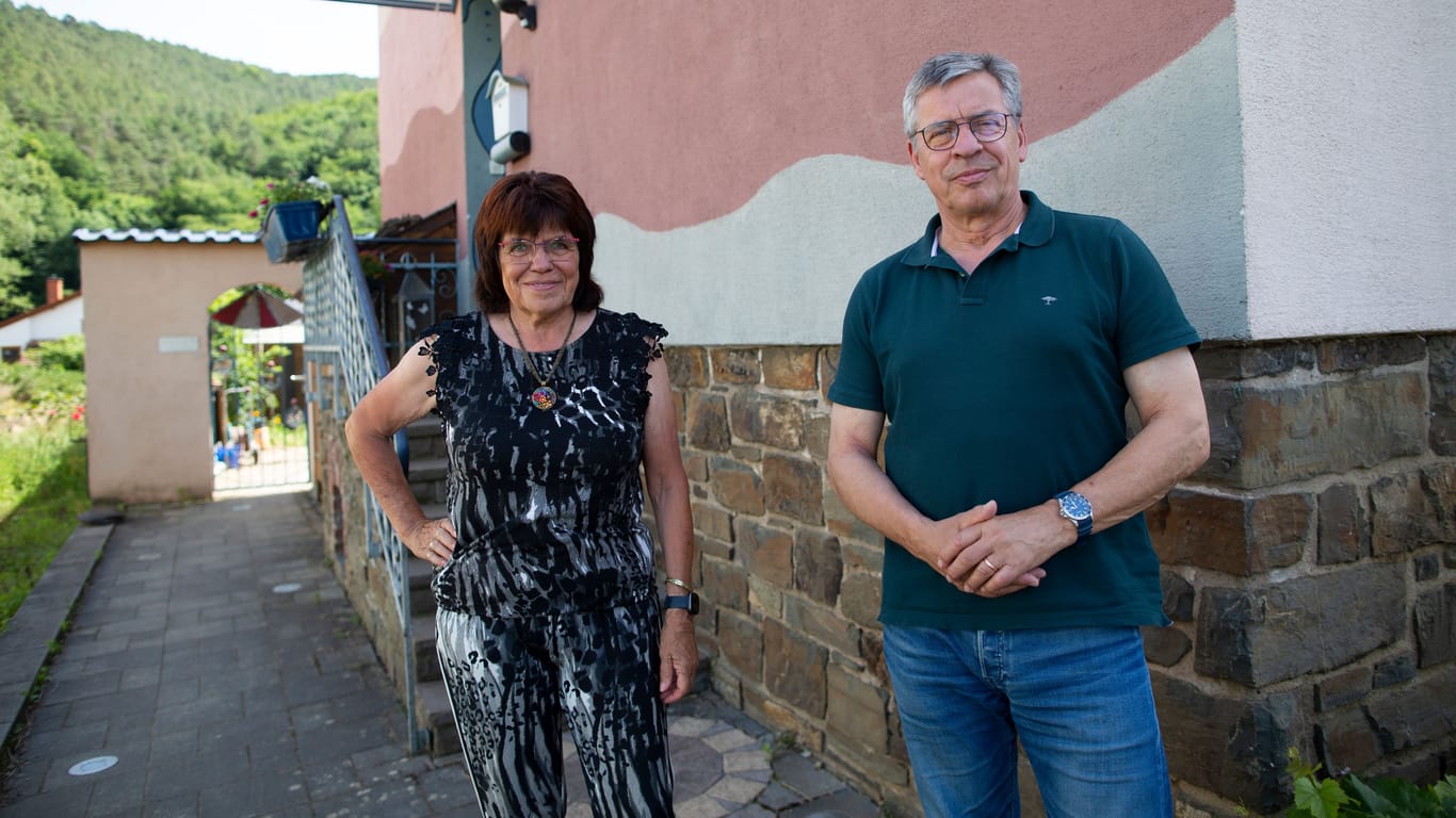 Gerhard Mainzer (r.) mit seiner Schwester Irmgard Schroeter (l.): Ein Baum in ihrem Garten rettete einer Nachbarin das Leben.