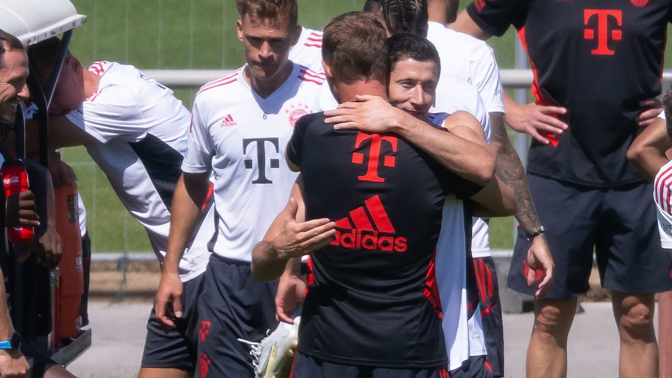 Robert Lewandowski (rechts) umarmt Trainer Julian Nagelsmann zum Abschied.