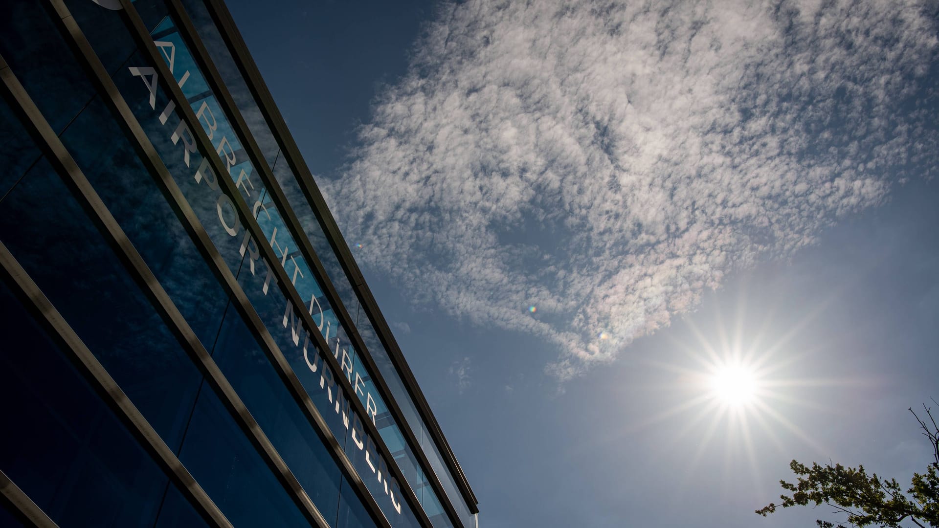 Sonne über dem Airport (Symbolbild): Der Flughafen Nürnberg bereitet sich auf den Ansturm in den Sommerferien vor.