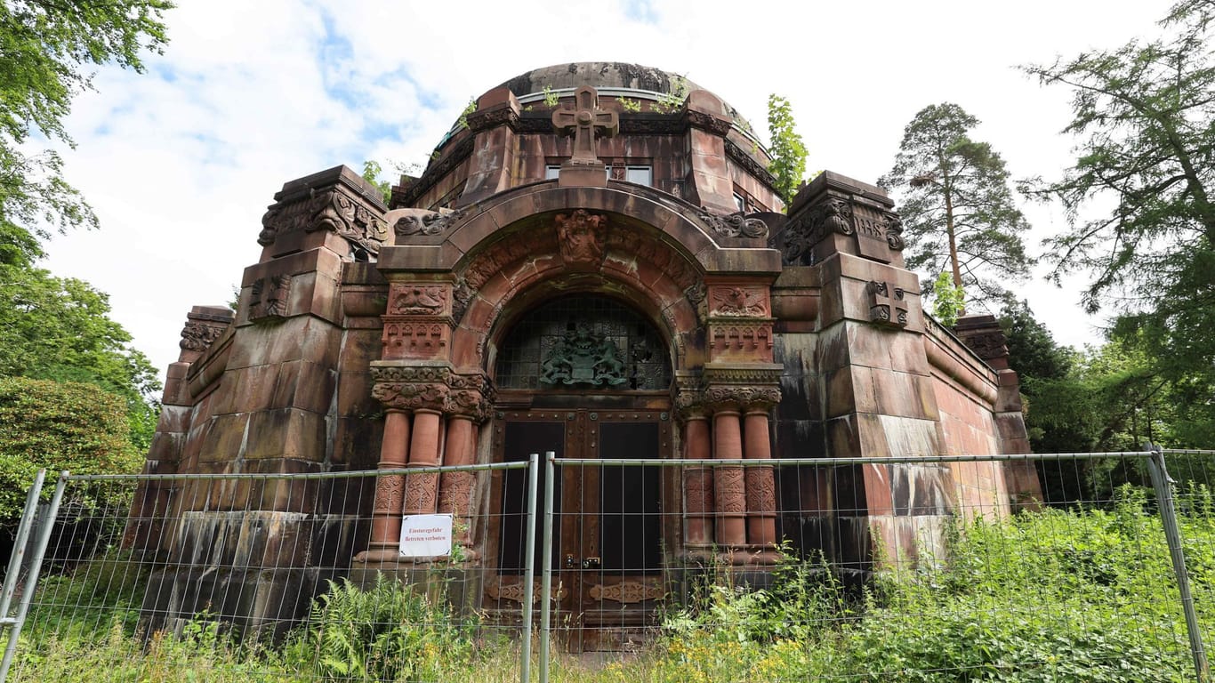 Das vom Verfall bedrohte Mausoleum des Baron von Schröder ist auf dem Ohlsdorfer Friedhof zu sehen.