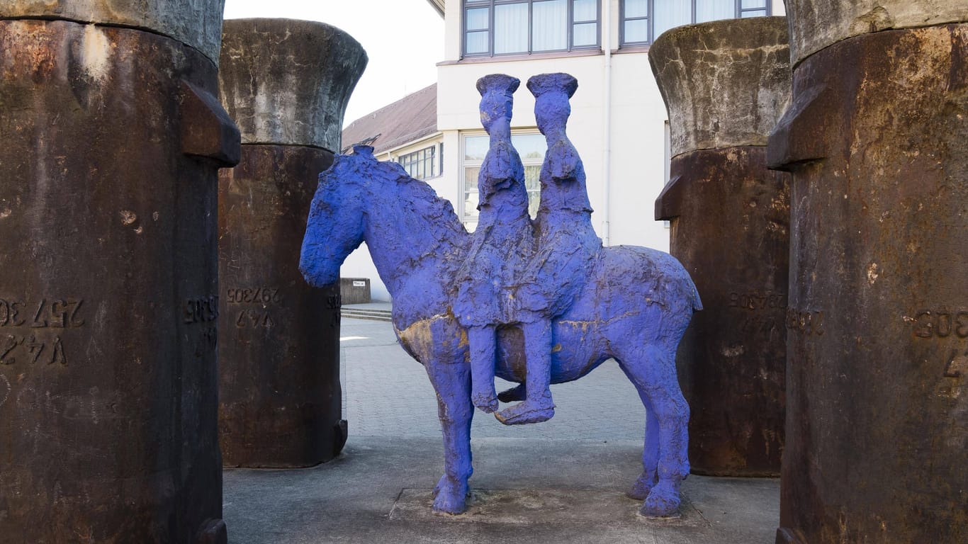 So sieht der Blaue Reiter in der Nürnberger Innenstadt nicht mehr aus: Unbekannte haben ihn rot eingefärbt.