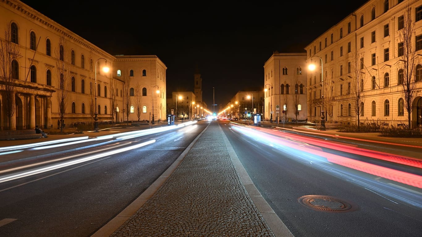 Lichtstreifen von Autoscheinwerfern sind auf der beleuchteten Ludwigsstraße in München zu sehen (Symbolbild).