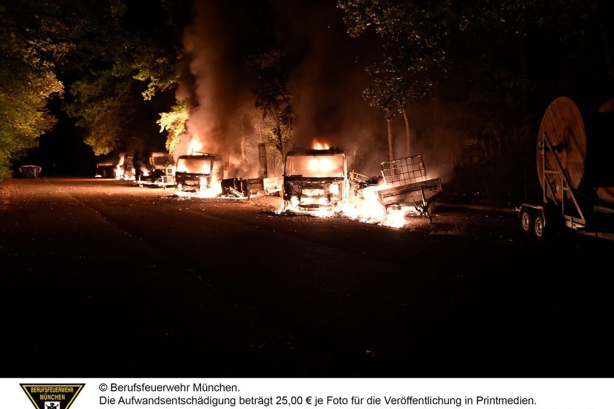 Gleich mehrere Fahrzeuge stehen in Flammen. Nun ermittelt die Polizei.