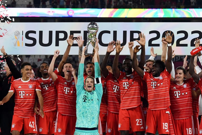 Jubel beim FC Bayern: Die Münchner sind Supercup-Gewinner 2022.