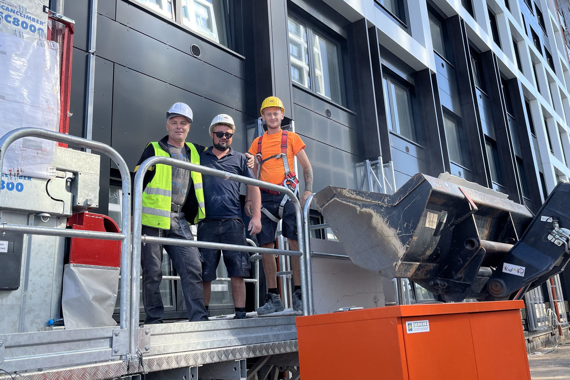 Baustelle der Firma Jansnel: Die Arbeiter müssen auch bei knapp 40 Grad ran.