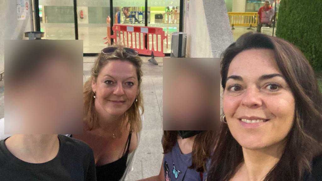 Christina (l.) und Irina Rasimus (r.) mit ihren Kindern bei der Ankunft in Palma de Mallorca: Dort kamen sie einen Tag später an, als geplant.