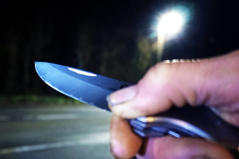Ein Mann hält ein Messer (Symbolbild): Unter einem Vorwand bekam er sie in sein Auto.
