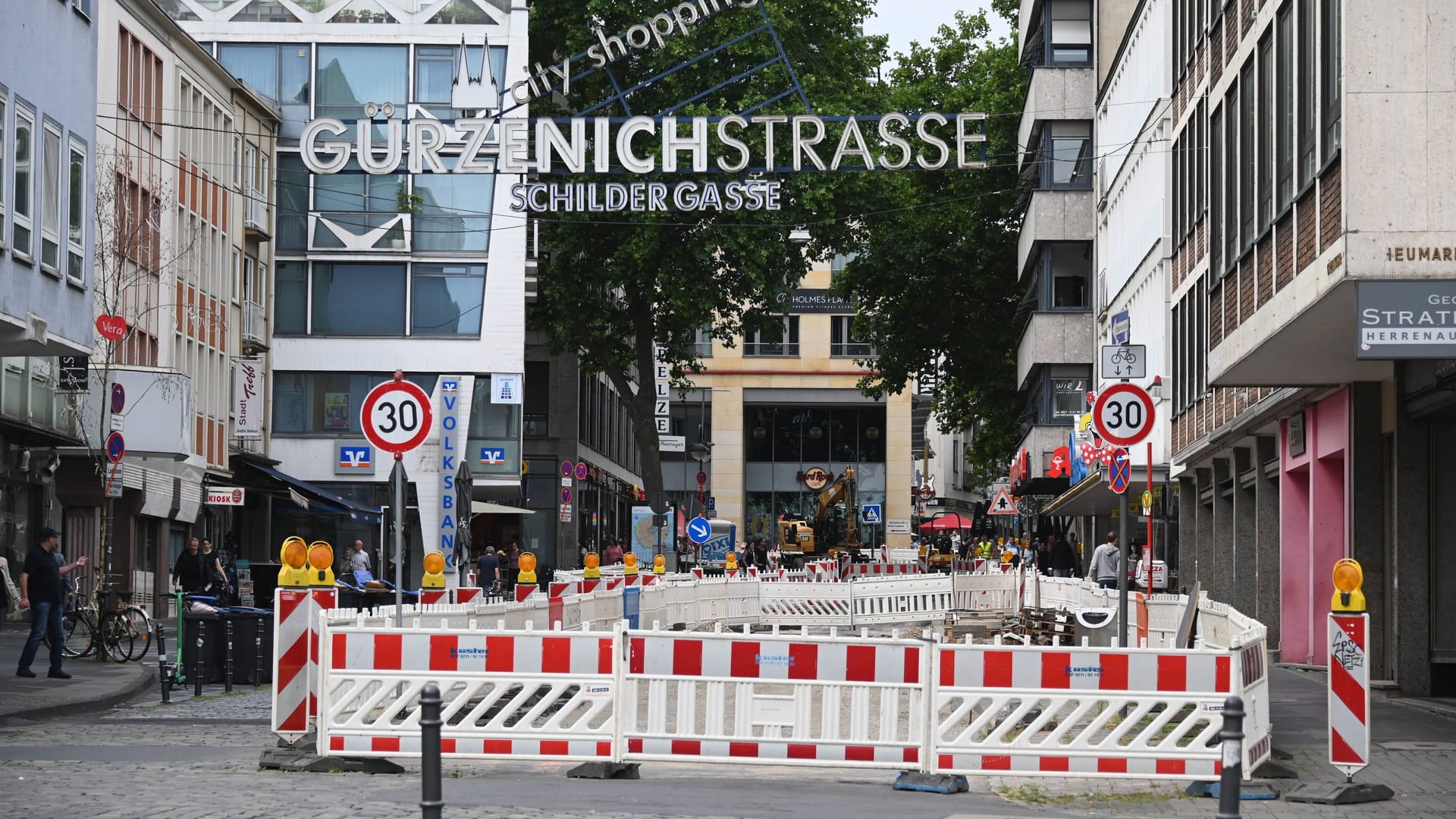 Baustelle für die Umgestaltung der Kölner Gürzenichstraße: Die Straße soll schöner und in Teilen zur Fußgängerzone werden.