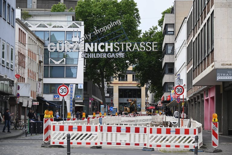 Baustelle für die Umgestaltung der Kölner Gürzenichstraße: Die Straße soll schöner und in Teilen zur Fußgängerzone werden.