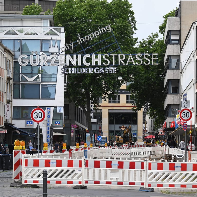 Baustelle für die Umgestaltung der Kölner Gürzenichstraße: Die Straße soll schöner und in Teilen zur Fußgängerzone werden.