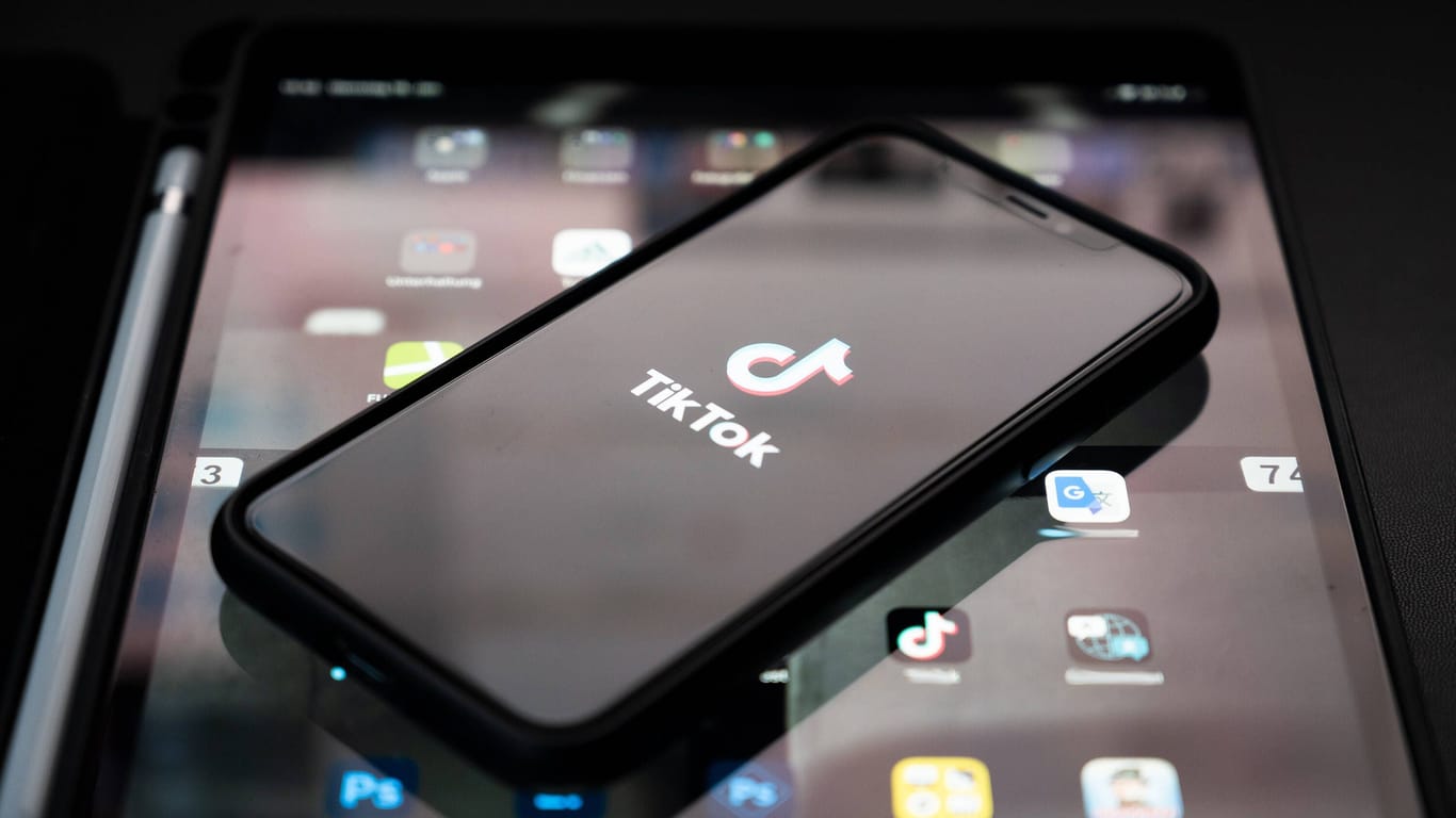 Smartphone mit der TikTok-App (Symbolbild): Beschäftigte des Berliner Standortes wollen sich gegen schlechte Arbeitsbedingungen wehren. Smartphone mit der TikTok-App (Symbolbild): Beschäftigte des Berliner Standortes wollen sich gegen schlechte Arbeitsbedingungen wehren.