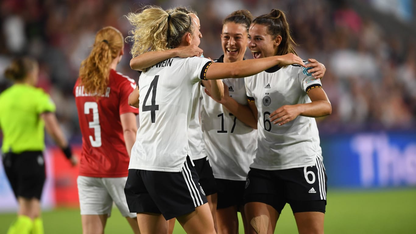 Jubeln bei den DFB-Frauen: Lena Lattwein (li.), Kathrin Hendrich (nicht zu sehen), Felicitas Rauch (Mi.) und Lena Oberdorf hatten sowohl gegen Dänemark als auch gegen Spanien gut lachen.