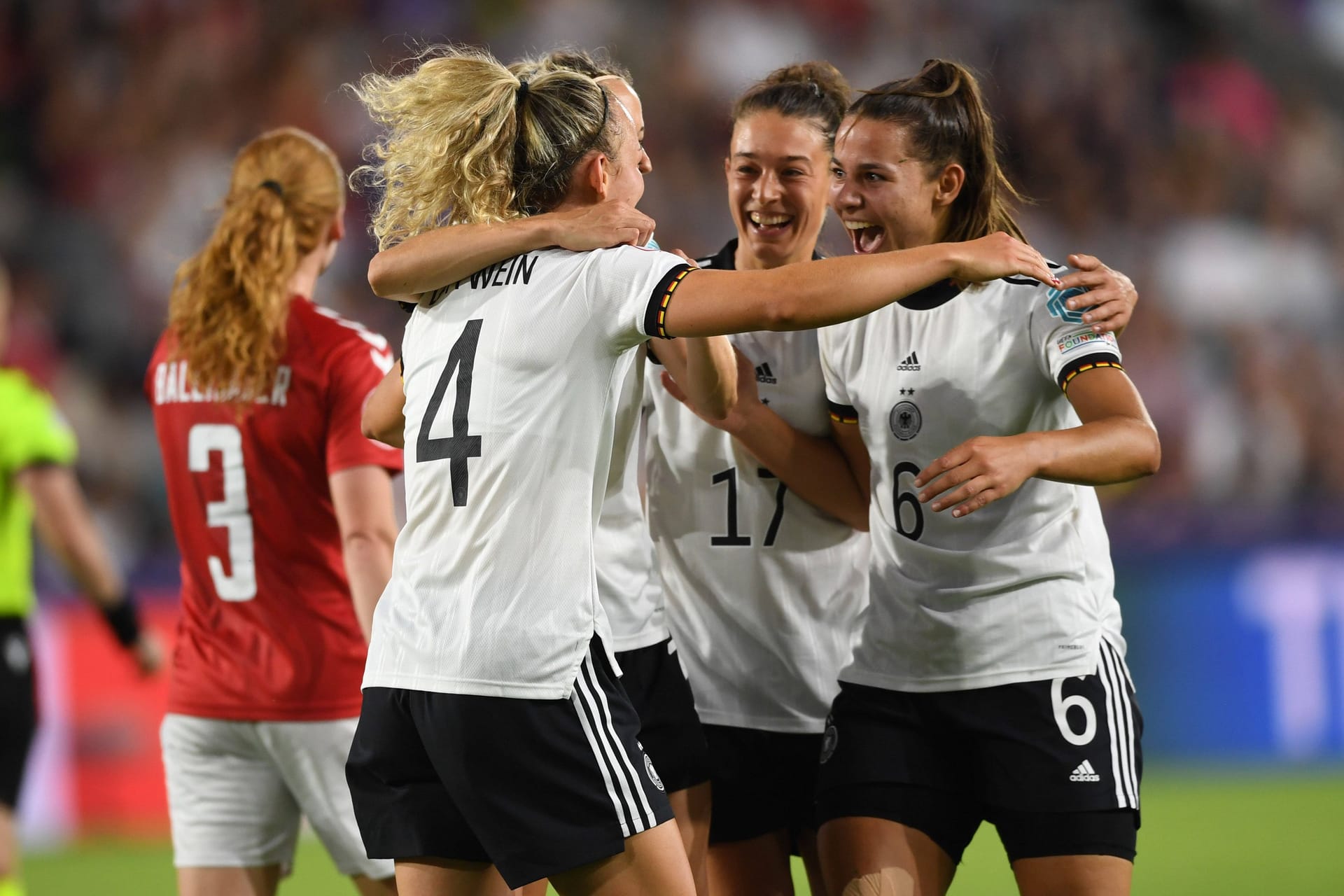 Jubeln bei den DFB-Frauen: Lena Lattwein (li.), Kathrin Hendrich (nicht zu sehen), Felicitas Rauch (Mi.) und Lena Oberdorf hatten sowohl gegen Dänemark als auch gegen Spanien gut lachen.