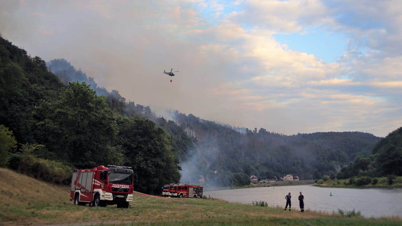 Waldbrand in der Urlaubsidylle bei Bad Schandau: Touristen und Anwohner beobachten das Geschehen mit Bestürzung.