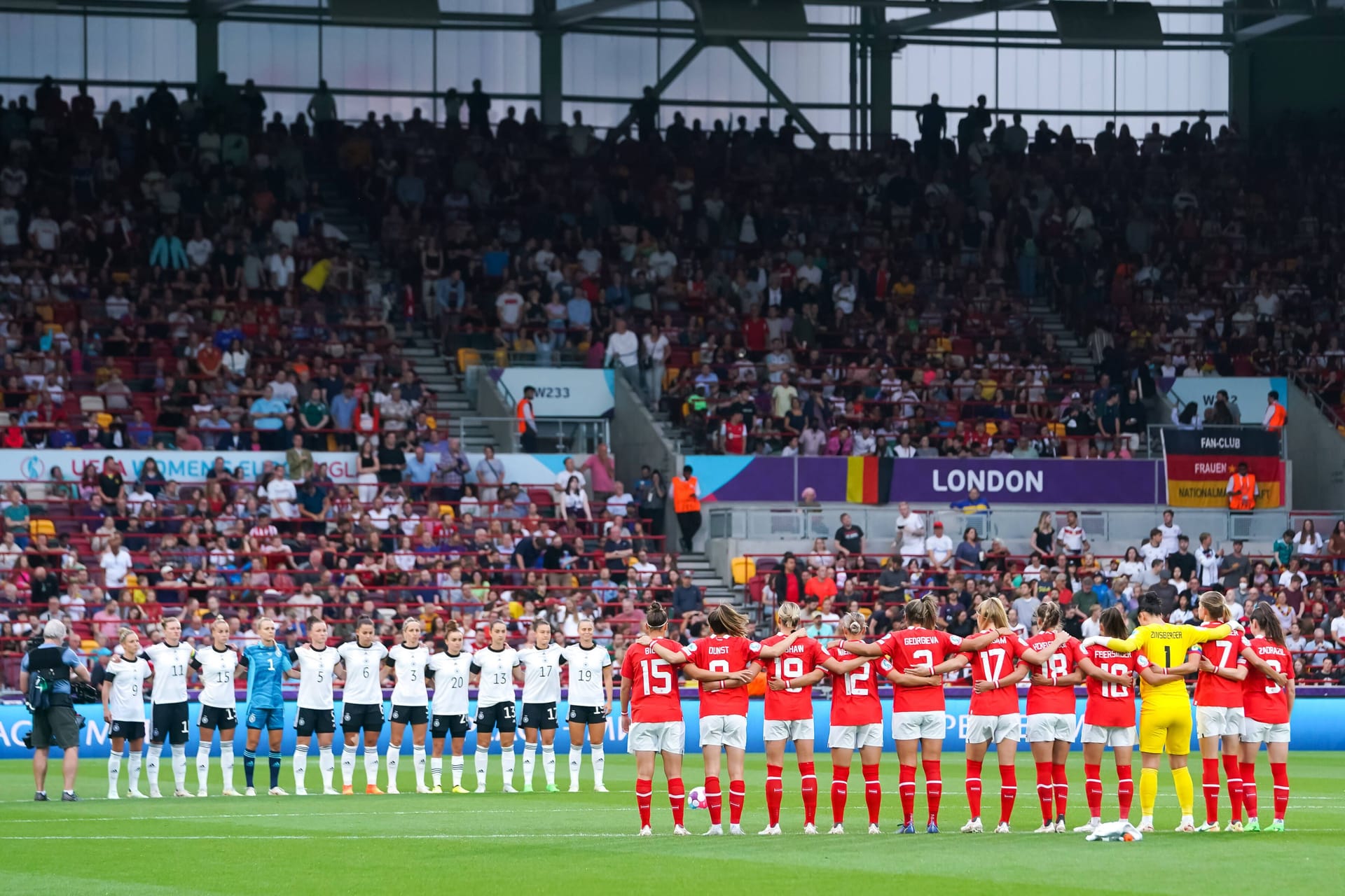 Viertelfinale Deutschland gegen Österreich (2:0): Die DFB-Damen trafen auf viele Vereinskolleginnen und schossen sich ins Halbfinale.