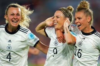 Wie im Rausch: Lena Lattwein, Svenja Huth und Linda Dallmann (v. li.) jubeln im Spiel gegen Dänemark.