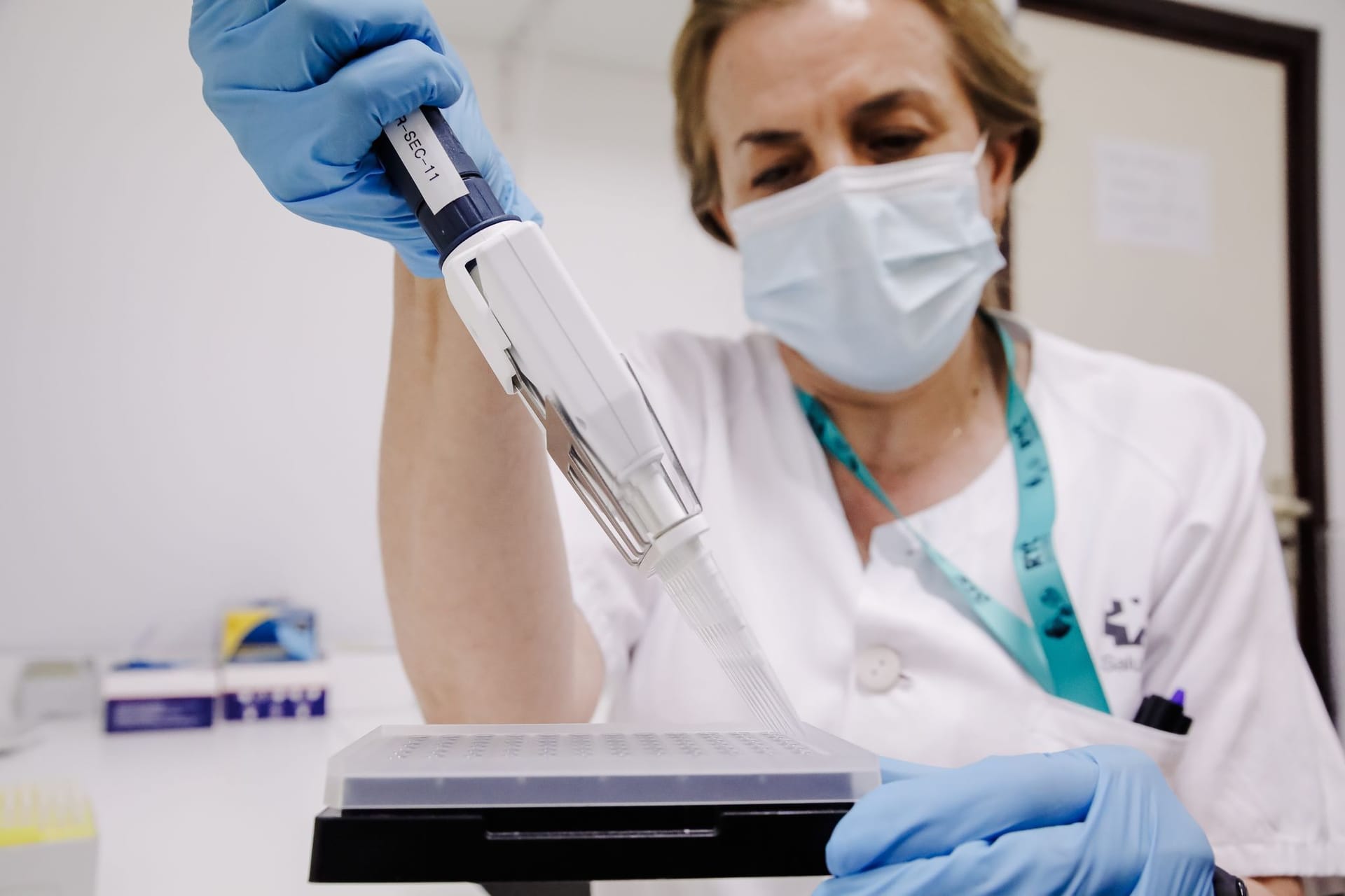 Eine Krankenschwester bereitet einen PCR-Tests zur Erkennung des Affenpockenvirus vor (Symbolbild): Erste Impfdosen sind nun in Hamburg angekommen.
