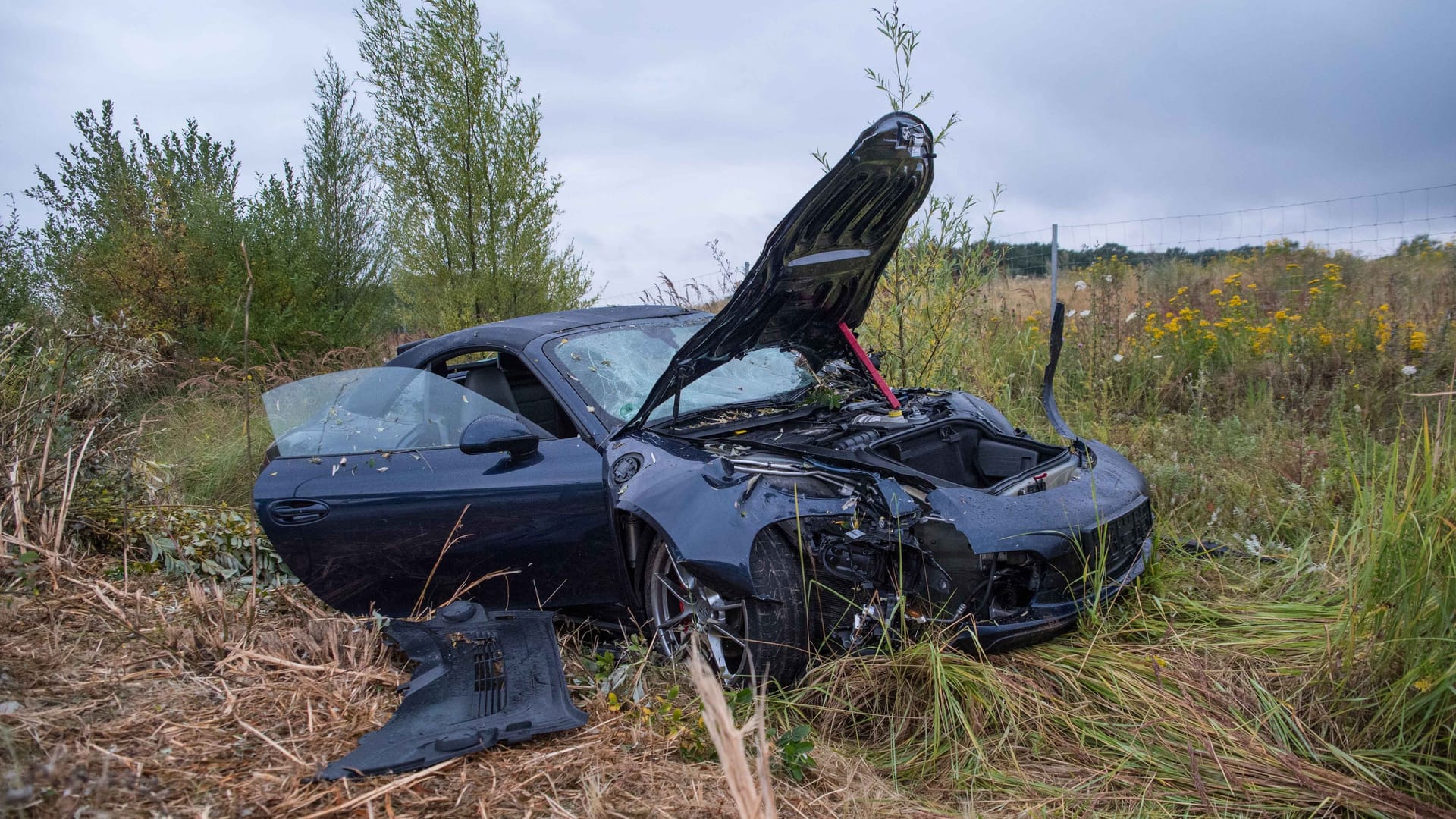 Der beschädigte Porsche: Das Auto kam erst hinter einer Leitplanke zum Stehen.