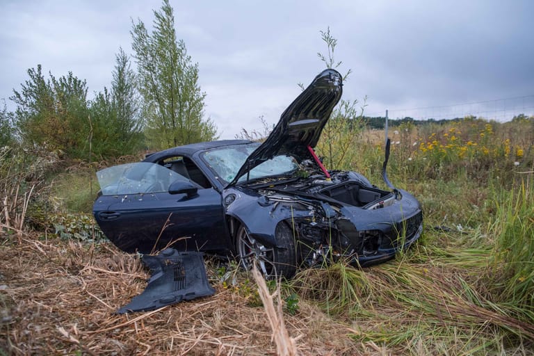 Der beschädigte Porsche: Das Auto kam erst hinter einer Leitplanke zum Stehen.