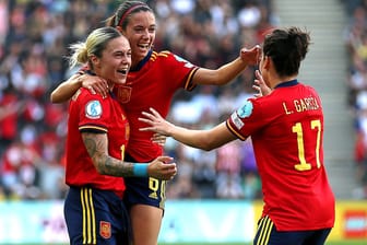Torschützin Garcia (r.) jubelt mit ihren Teamkolleginnen gegen Finnland: Spanien ist auch deutscher Gruppengegner.
